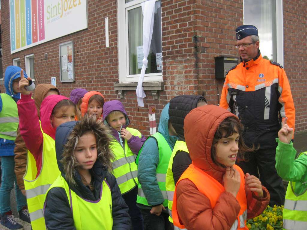 2B Oversteken samen met de politie