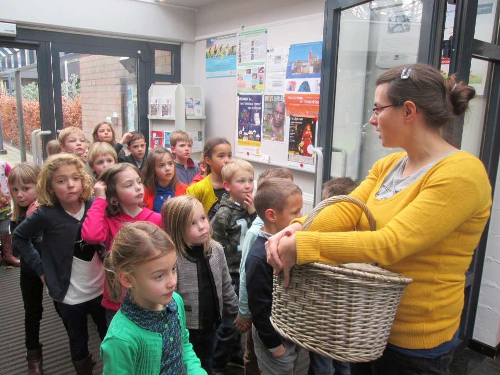 1B Roodkapje in de bib