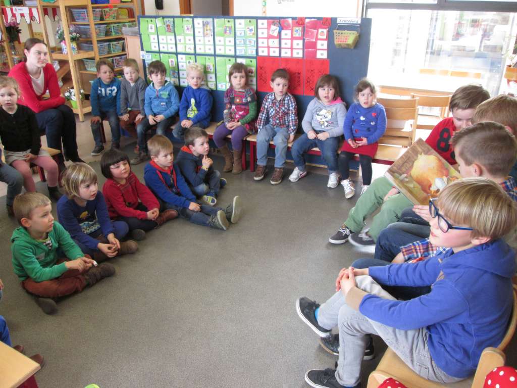 4A Leerlingen lezen voor aan de kleuters