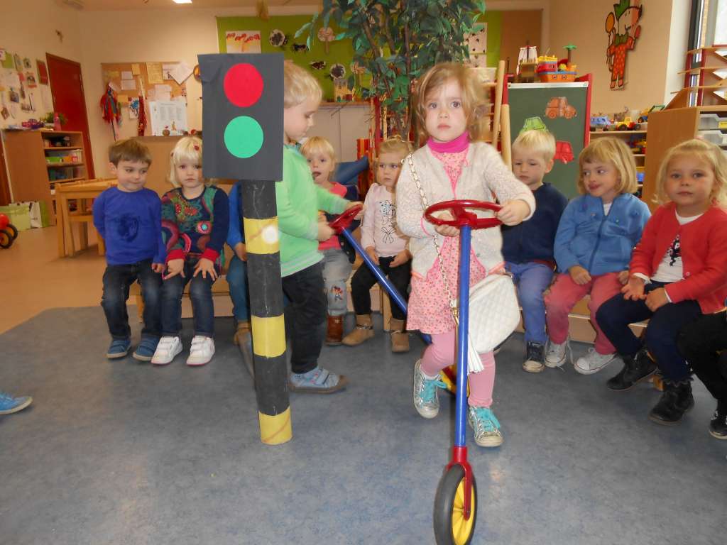 1KB Vroem vroem vroem, pas op daar komt een auto aan