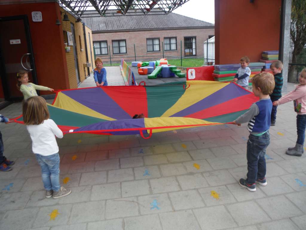 2KAB Zonneklas: Parachutedans en spelen met klokjes