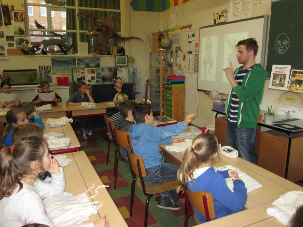 4B Kunstenaar op bezoek