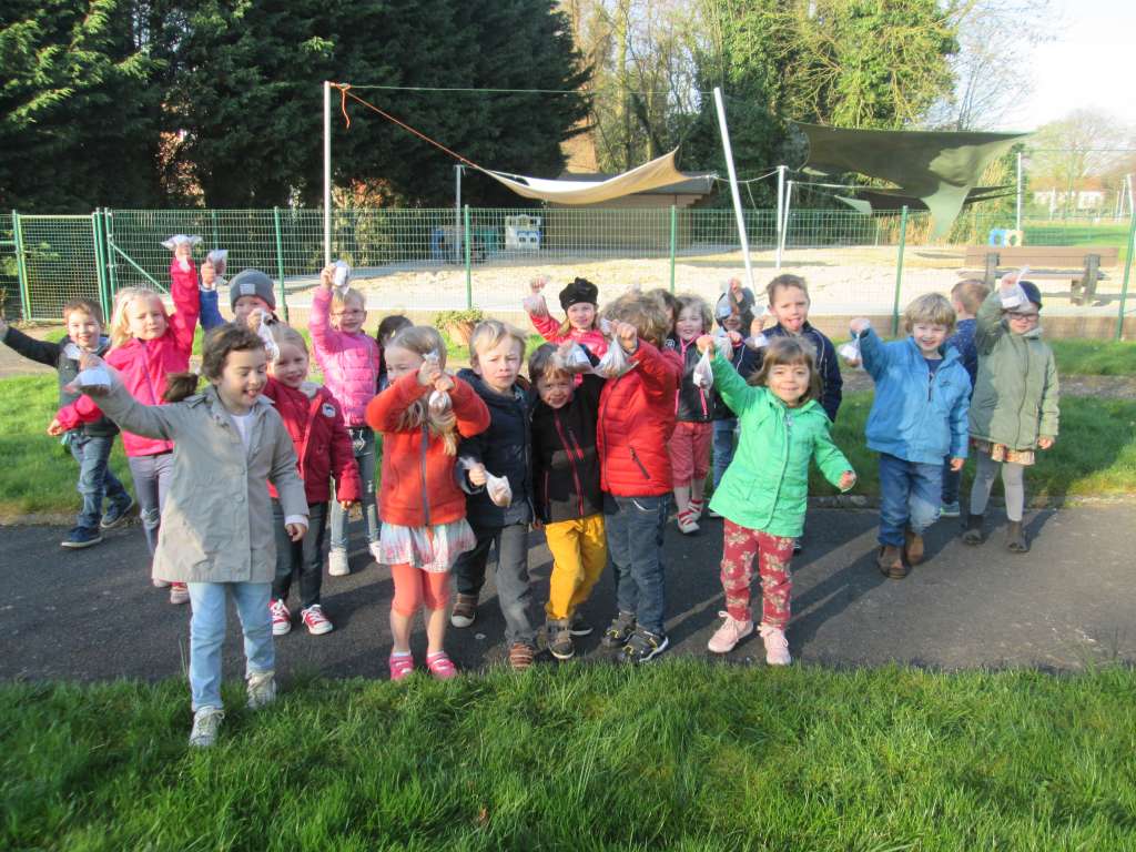 2KABC Paaseitjes zoeken in de tuin