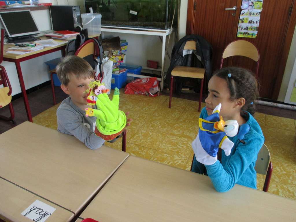 2ABC Kinderen spelen poppenkast