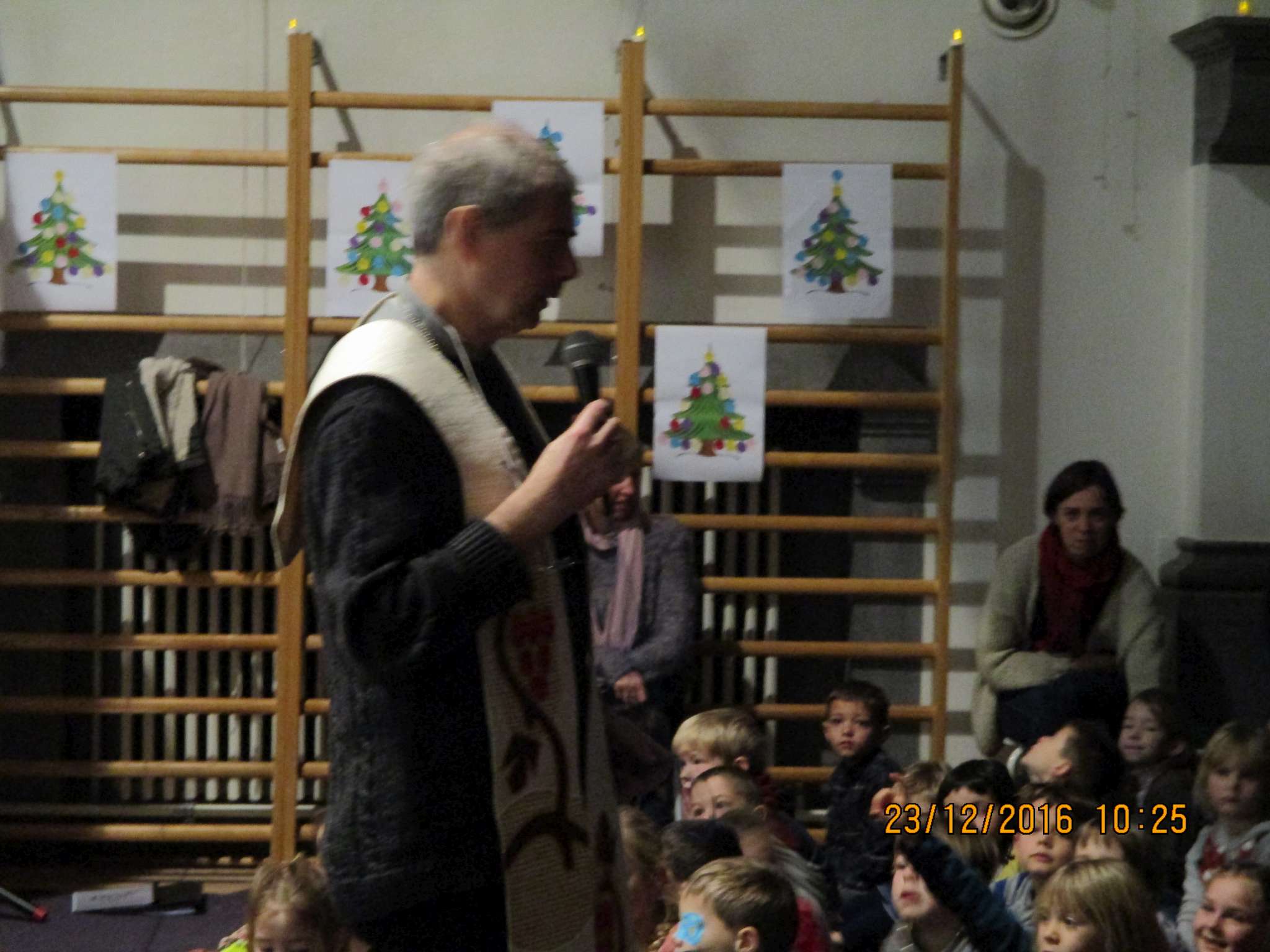 Kerstviering met priester Chris