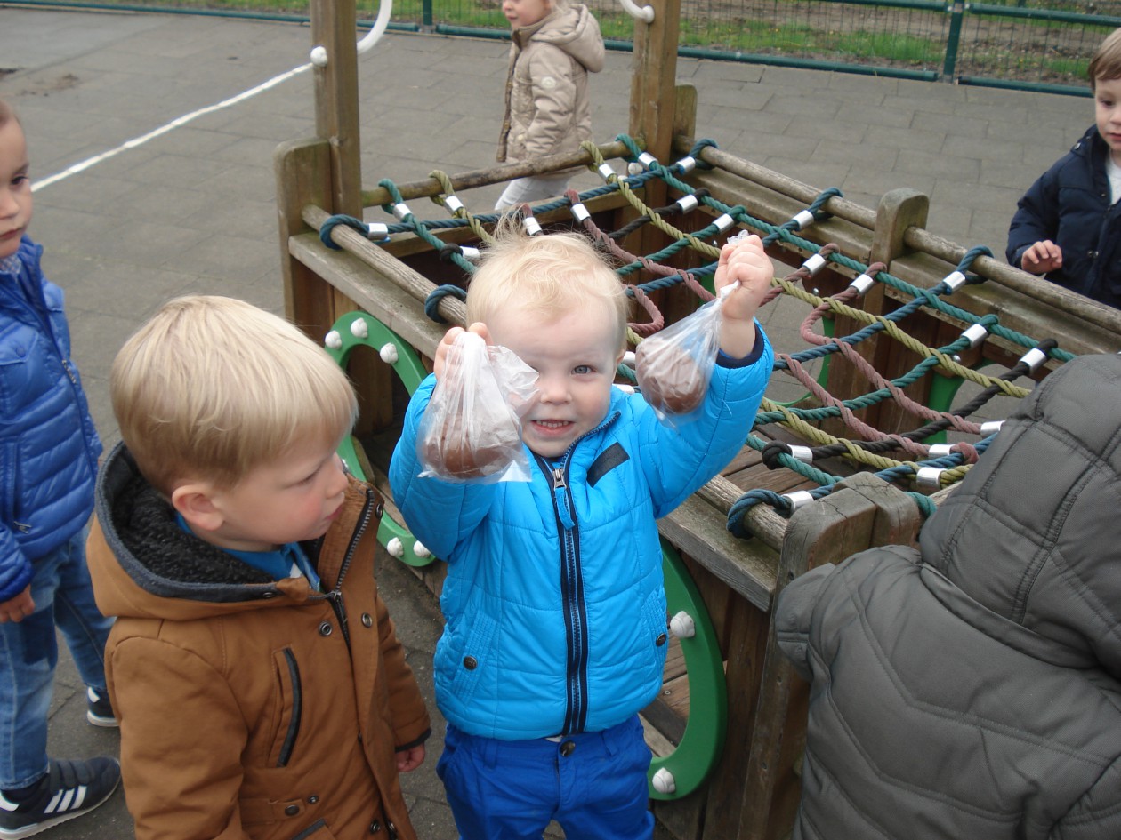 1PB Eitjes rapen samen met de nieuwe peuters