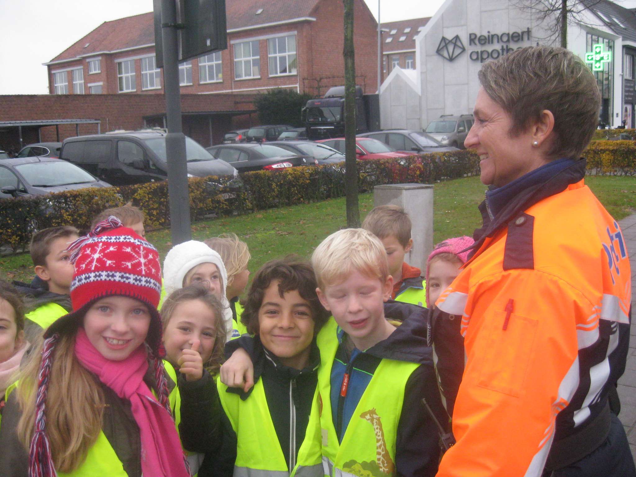 2ABC Oversteken met de agent op het zebrapad