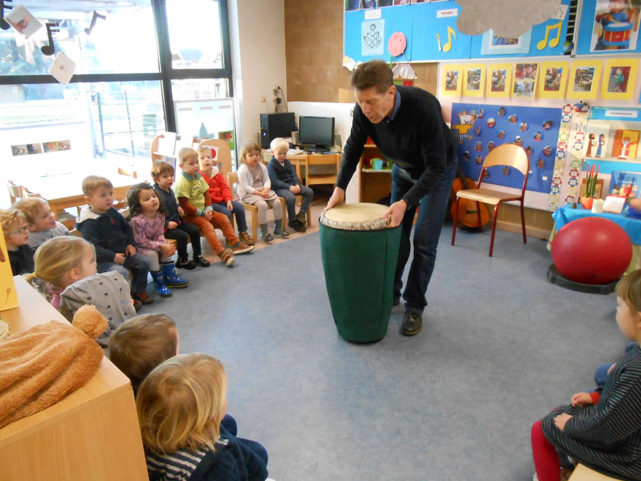 1KB Opa komt djembé spelen