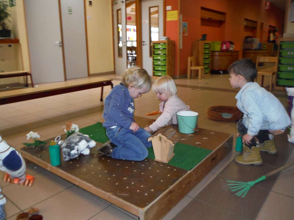 1PAB Spelen met juf Lut in de lentetuin