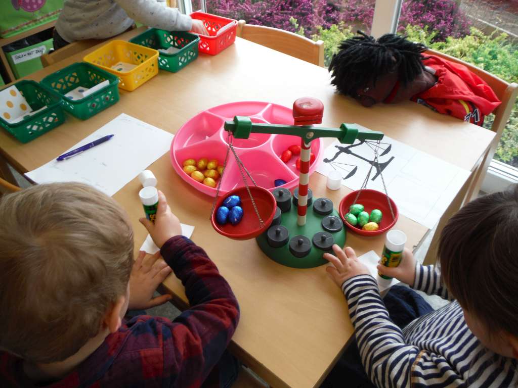 1KB Wegen met paaseitjes: Wat weegt zwaar, wat weegt licht