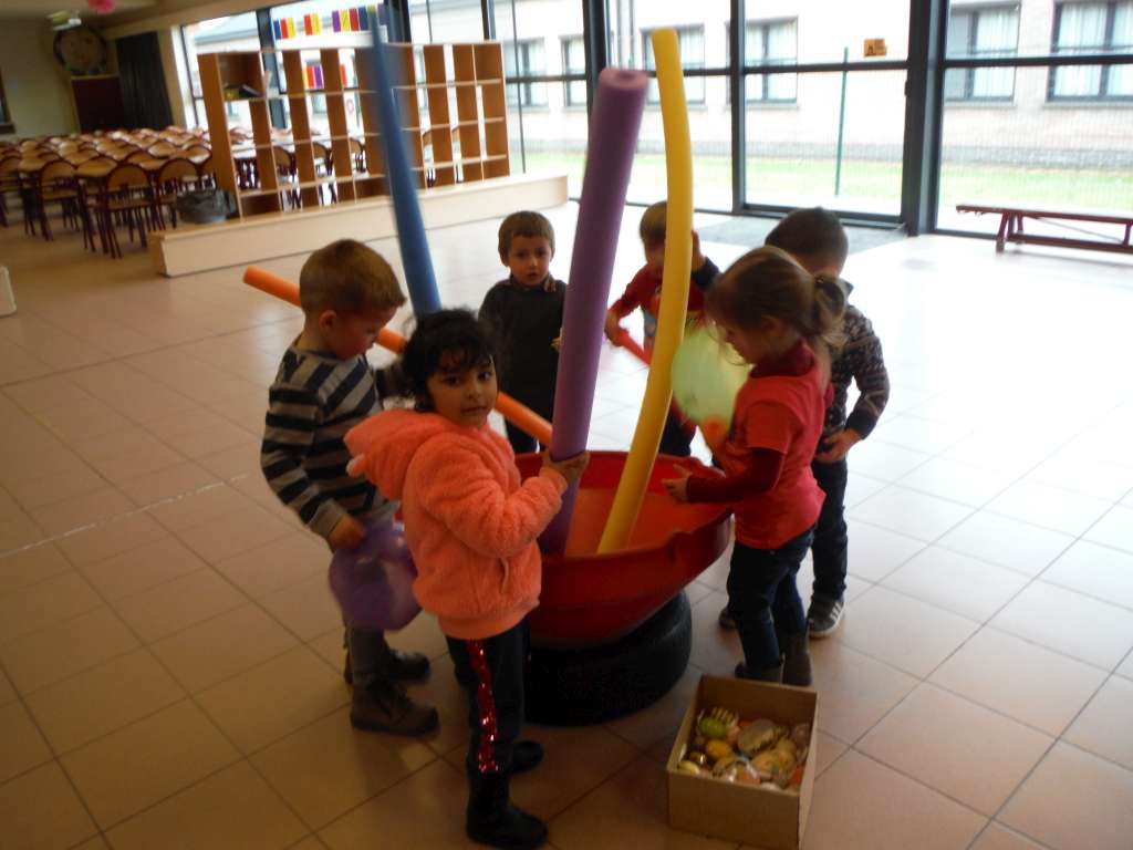1KA Bewegingsspel met juf. Lut in de zaal