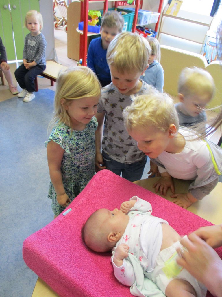 1KC Twee schattige baby’s op bezoek
