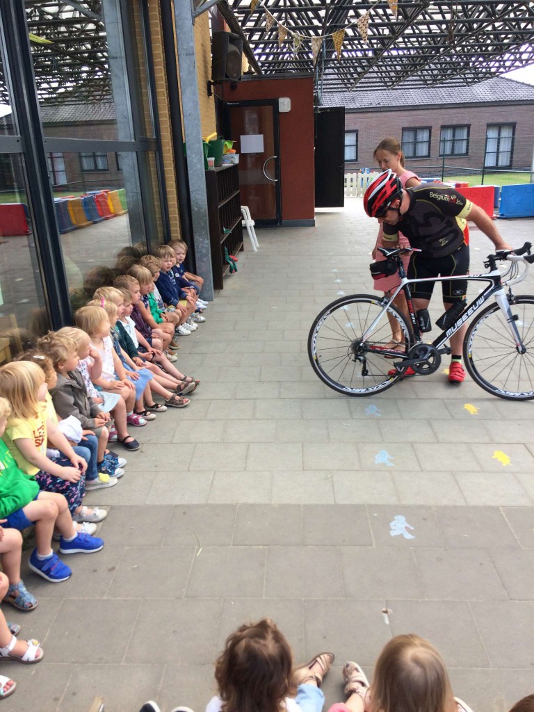 1PA Papa met fiets op bezoek