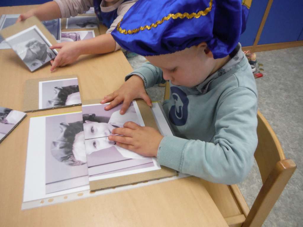 1KABC Sinterklaasspel in de zonneklas: Op, in, onder, voor , achter, de zwarte pietjes kruipen overal, die sloebers.  Hoe maken we een zwarte pieten puzzel?