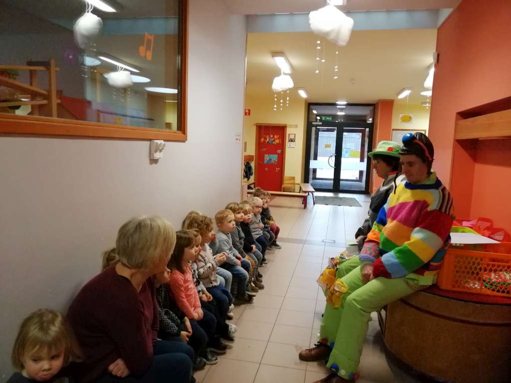1PA Dikke truiendag: Smos en Pros op bezoek bij de peuters