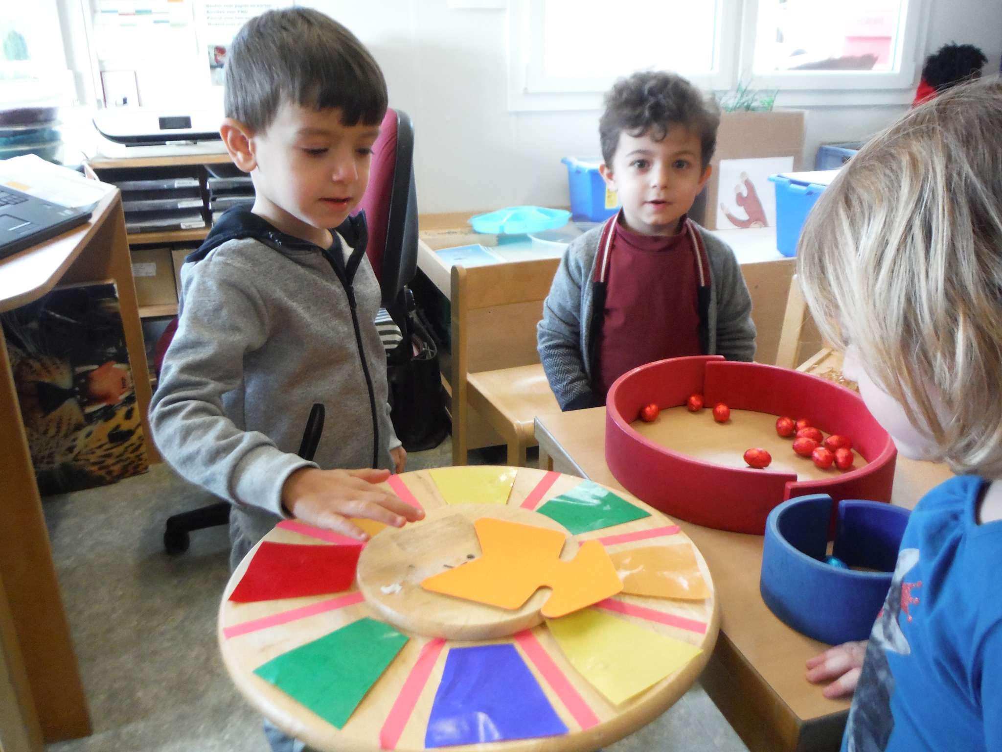 1KB Kleuren-en telspel met eitjes in de zonneklas