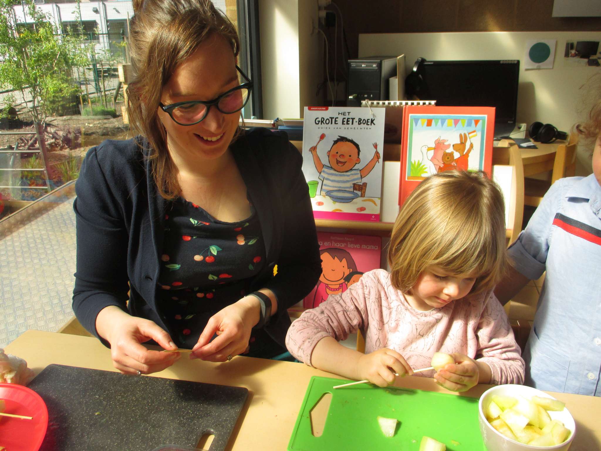 1KB Heerlijke fruitsatés maken