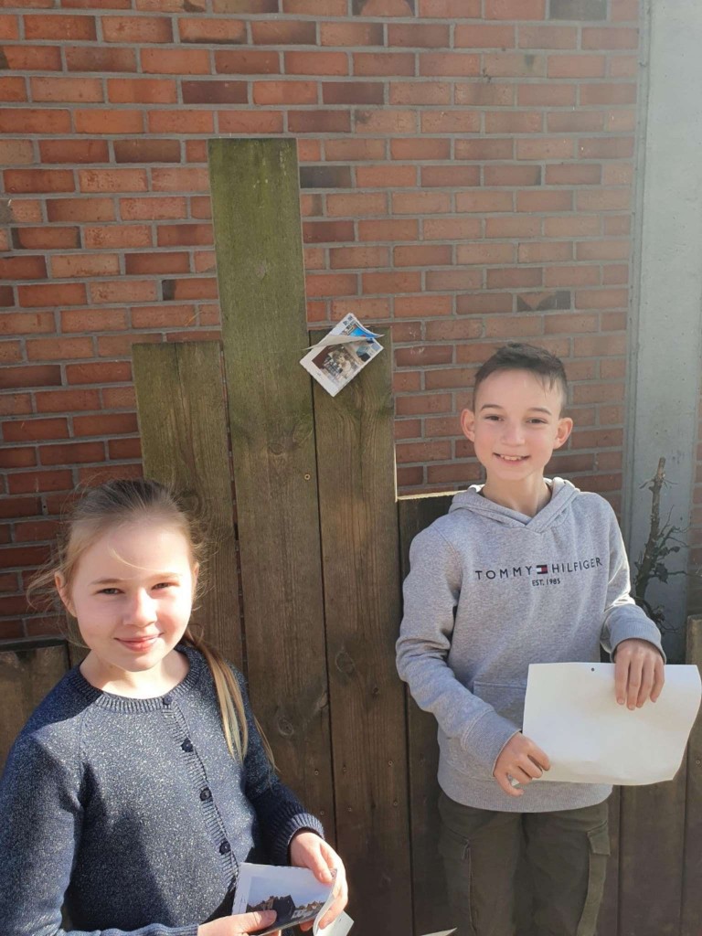 5B Leerlingen gidsen elkaar langs een prachtige kunstroute