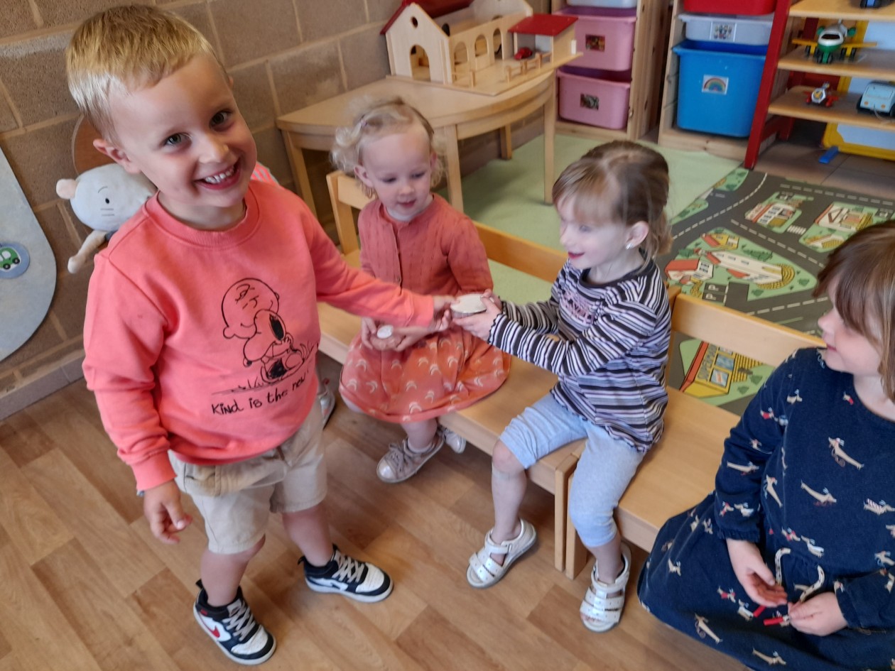 1KA Kleuters maken zich mooi zoals mama