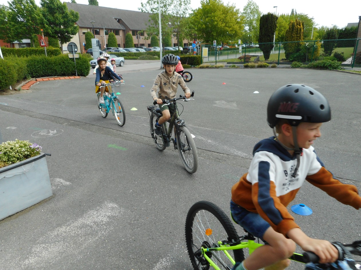 2B We fietsten erop los