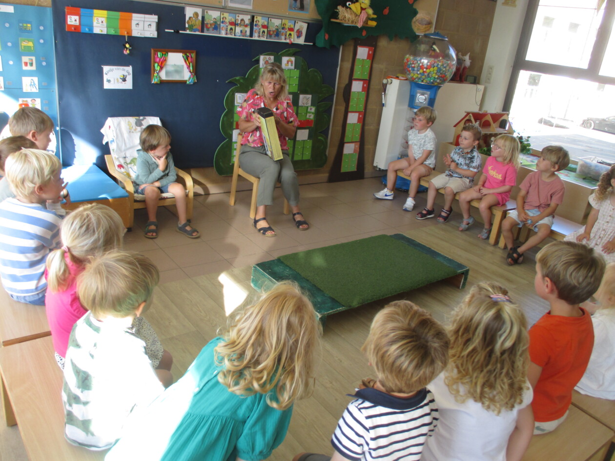 2KC Fladder en Piepke verwelkomen de nieuwe klas