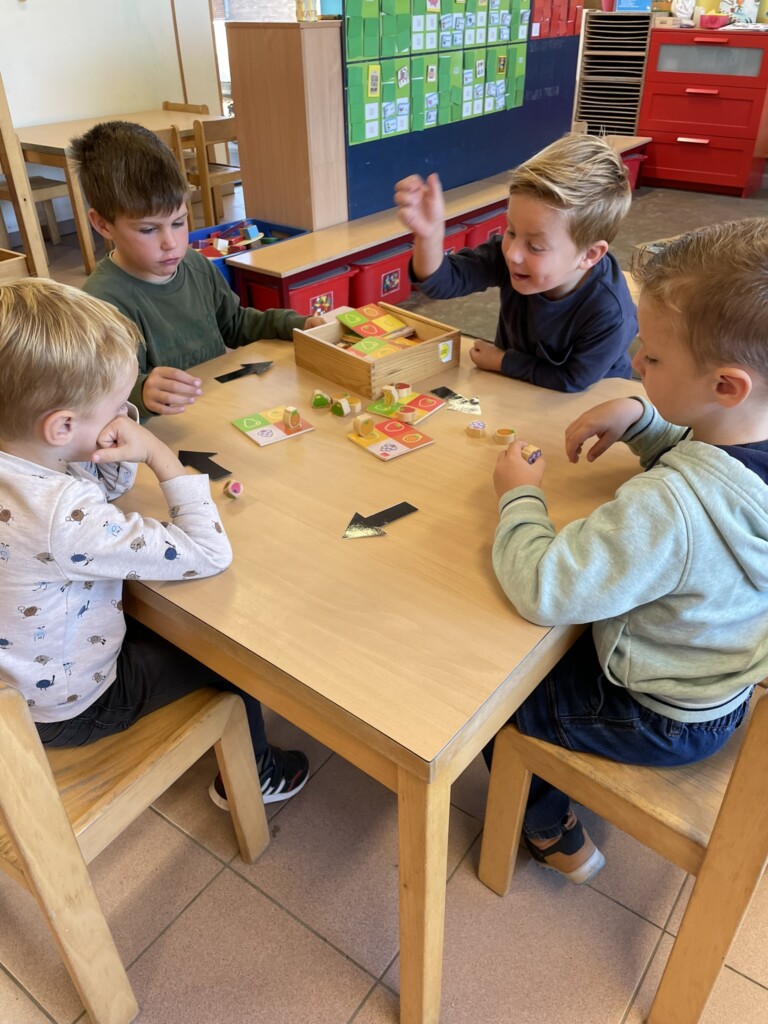2KA Winkeltje spelen in de klas