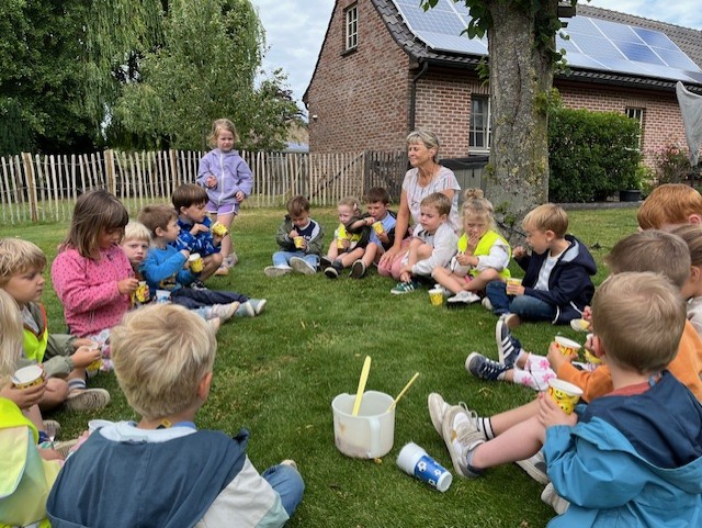 2KC Bezoek tuin juf Mireille
