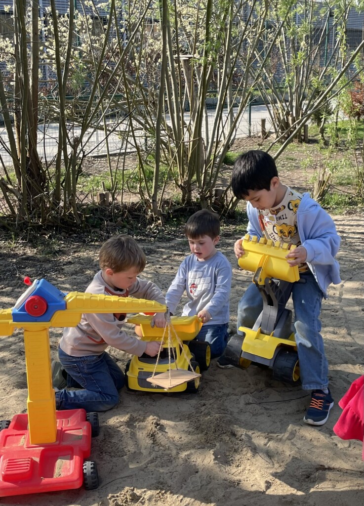2KA Nieuwe graafmachines en kiepwagens in de zandbak